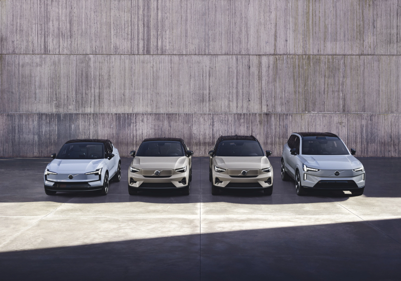 Gama de autos híbridos y eléctricos Volvo alineados en un entorno urbano.